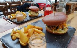 Πως φέρνεις πελάτες σε νέο εστιατόριο ποιοτικού φαγητού... The BBQ!