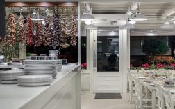 mpiftekakia kai souvlakia